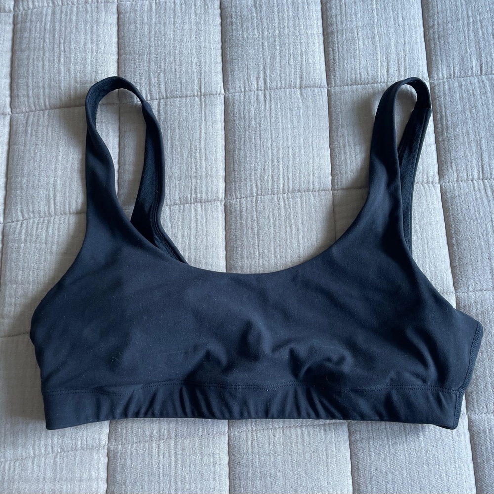 vuori daily bra in black
